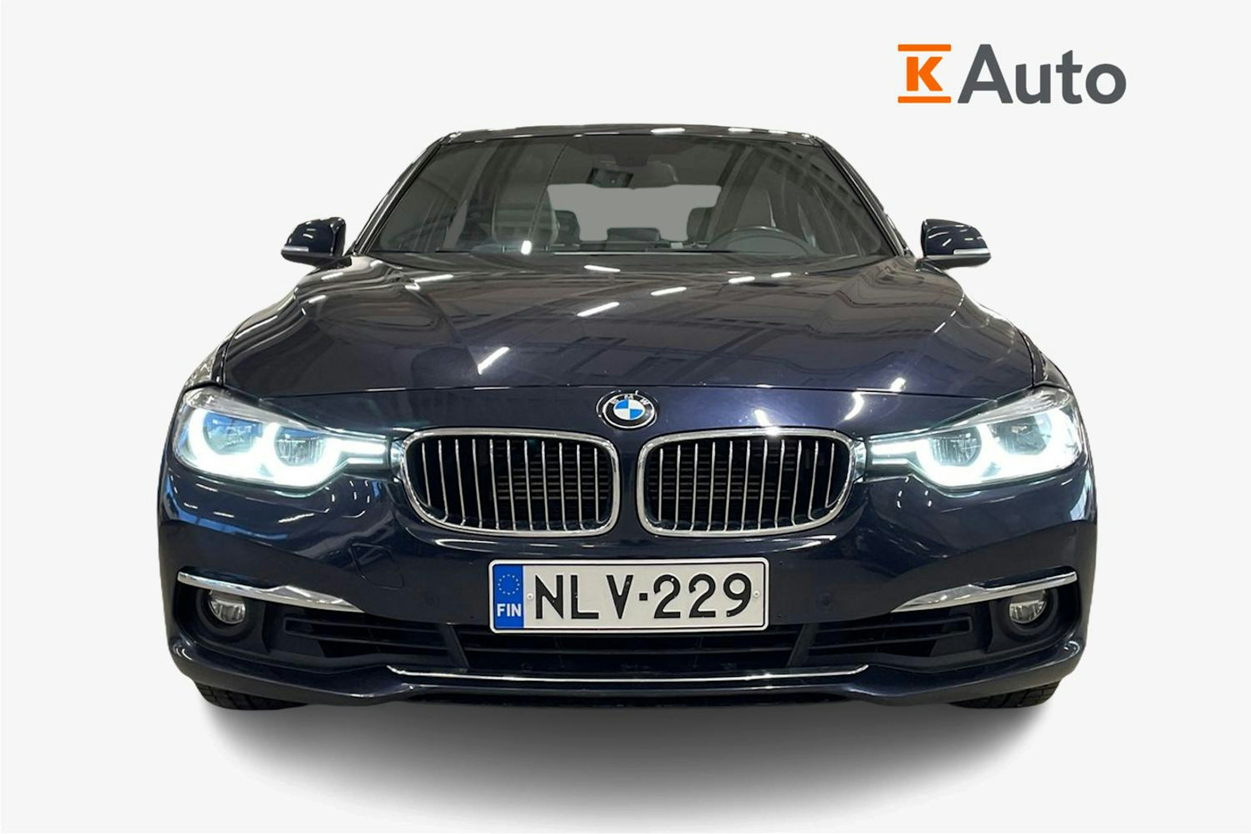 sininen BMW 330 2016 kuva 5.