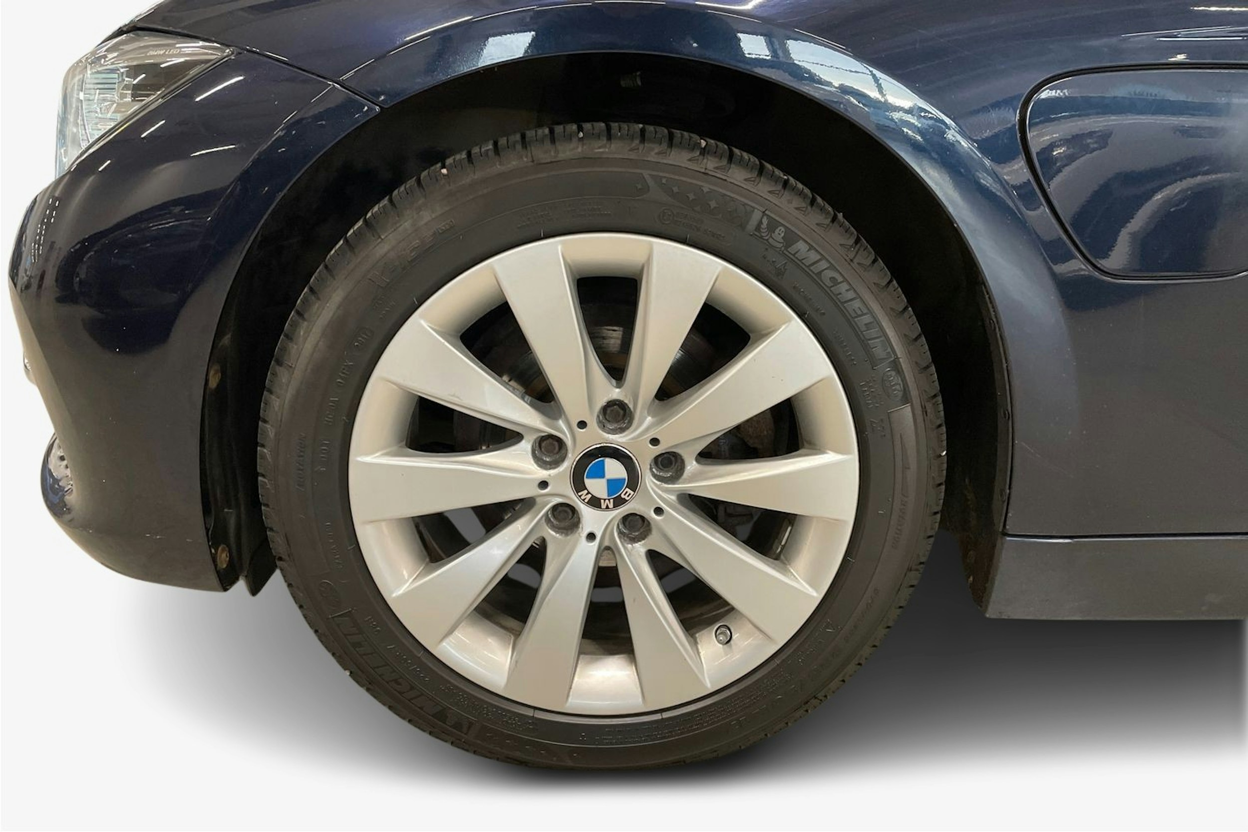 sininen BMW 330 2016 kuva 11.