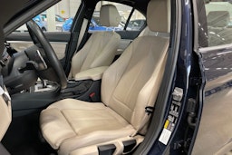 sininen BMW 330 2016 kuva 14.