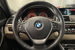 sininen BMW 330 2016 kuva 17.