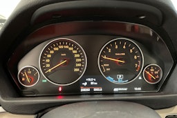 sininen BMW 330 2016 kuva 20.