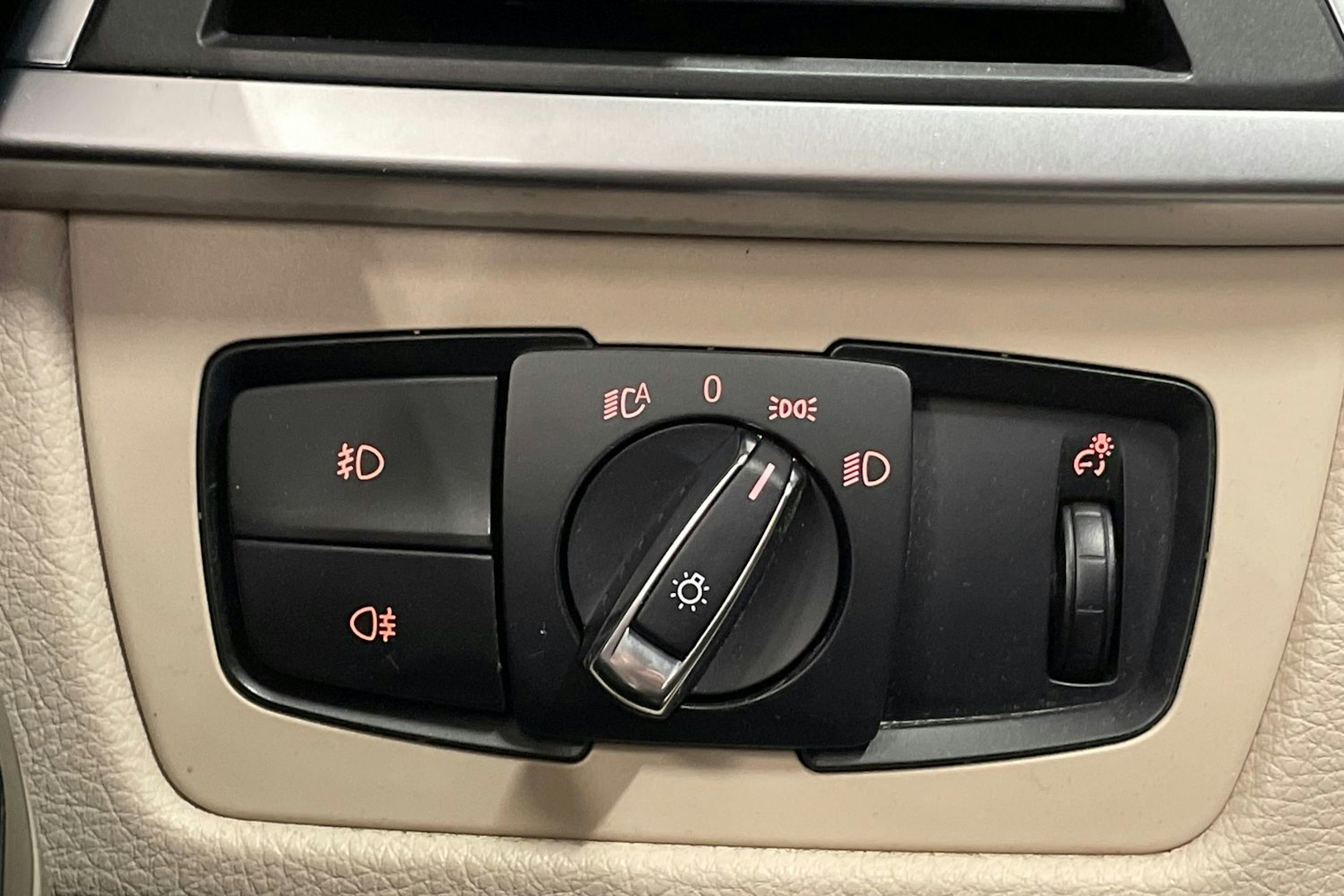 sininen BMW 330 2016 kuva 21.