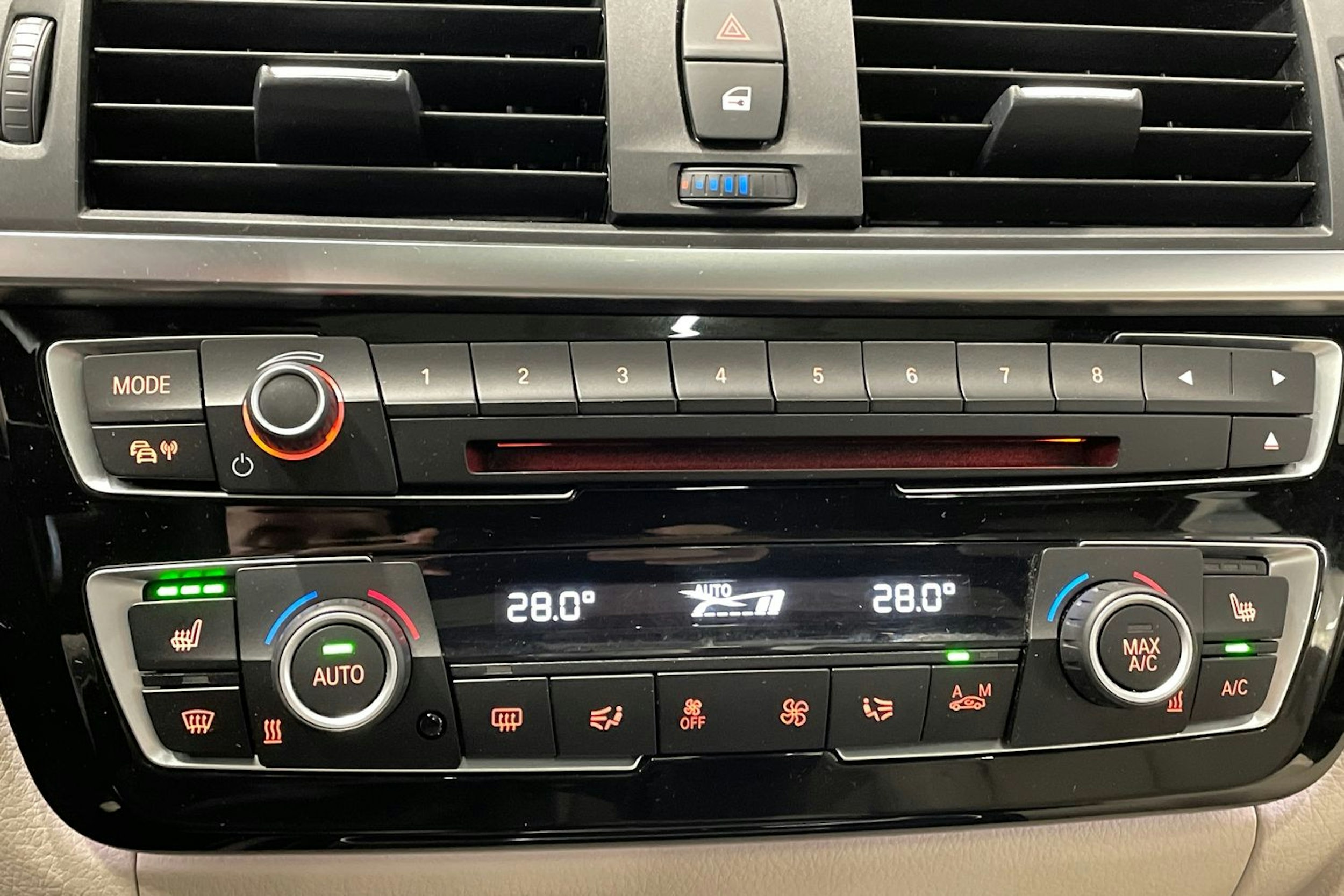 sininen BMW 330 2016 kuva 28.