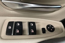 sininen BMW 330 2016 kuva 32.