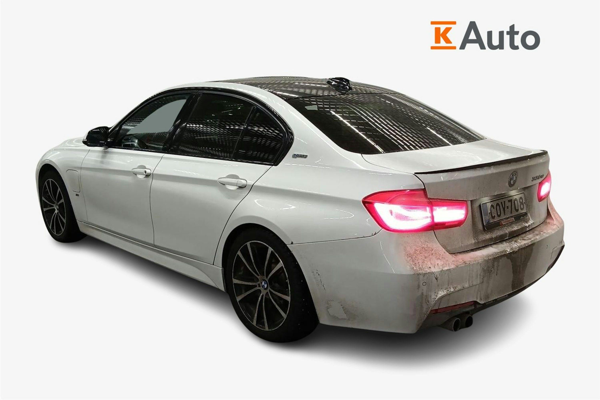 Valkoinen BMW 330 2017 kuva 2.