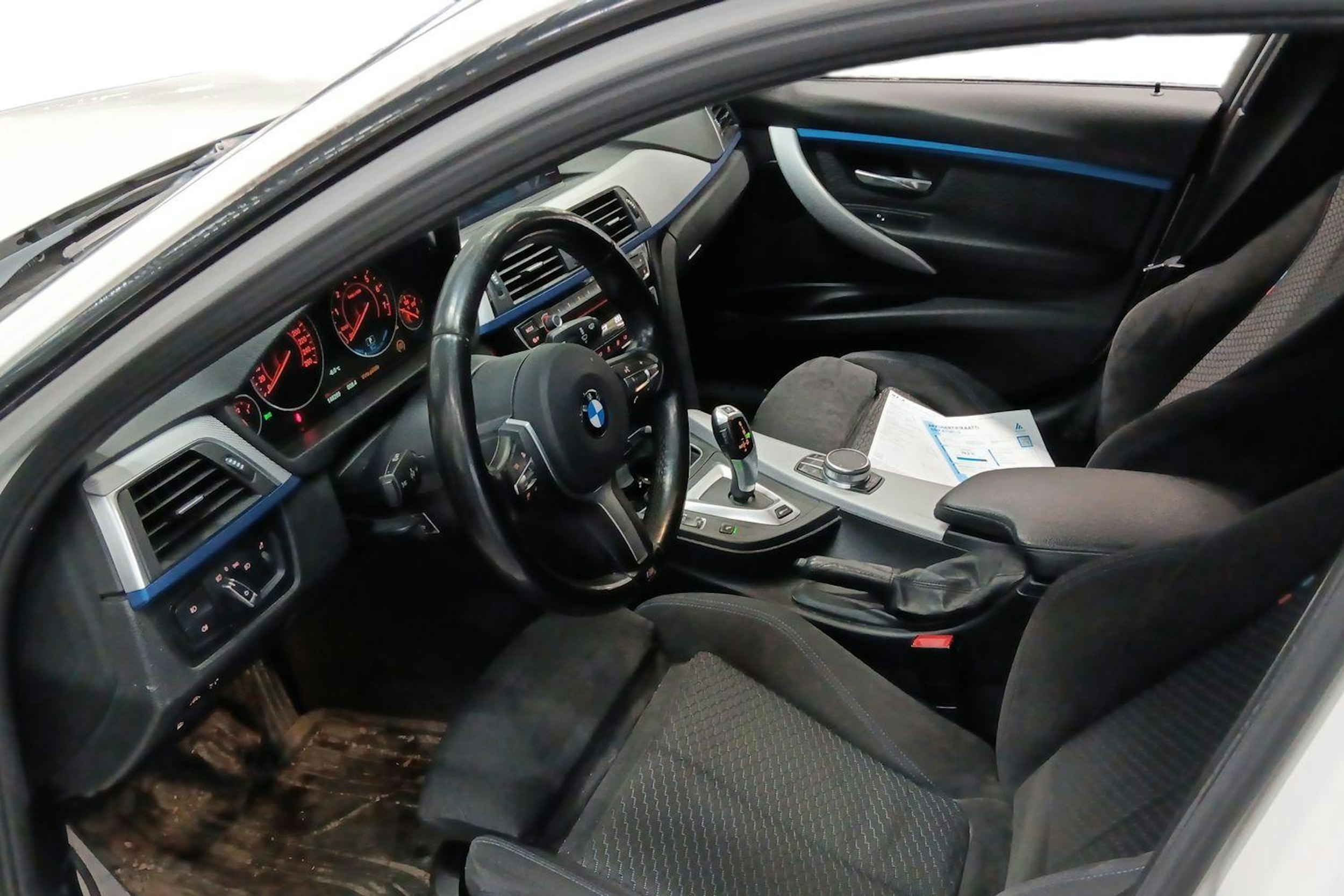 Valkoinen BMW 330 2017 kuva 3.