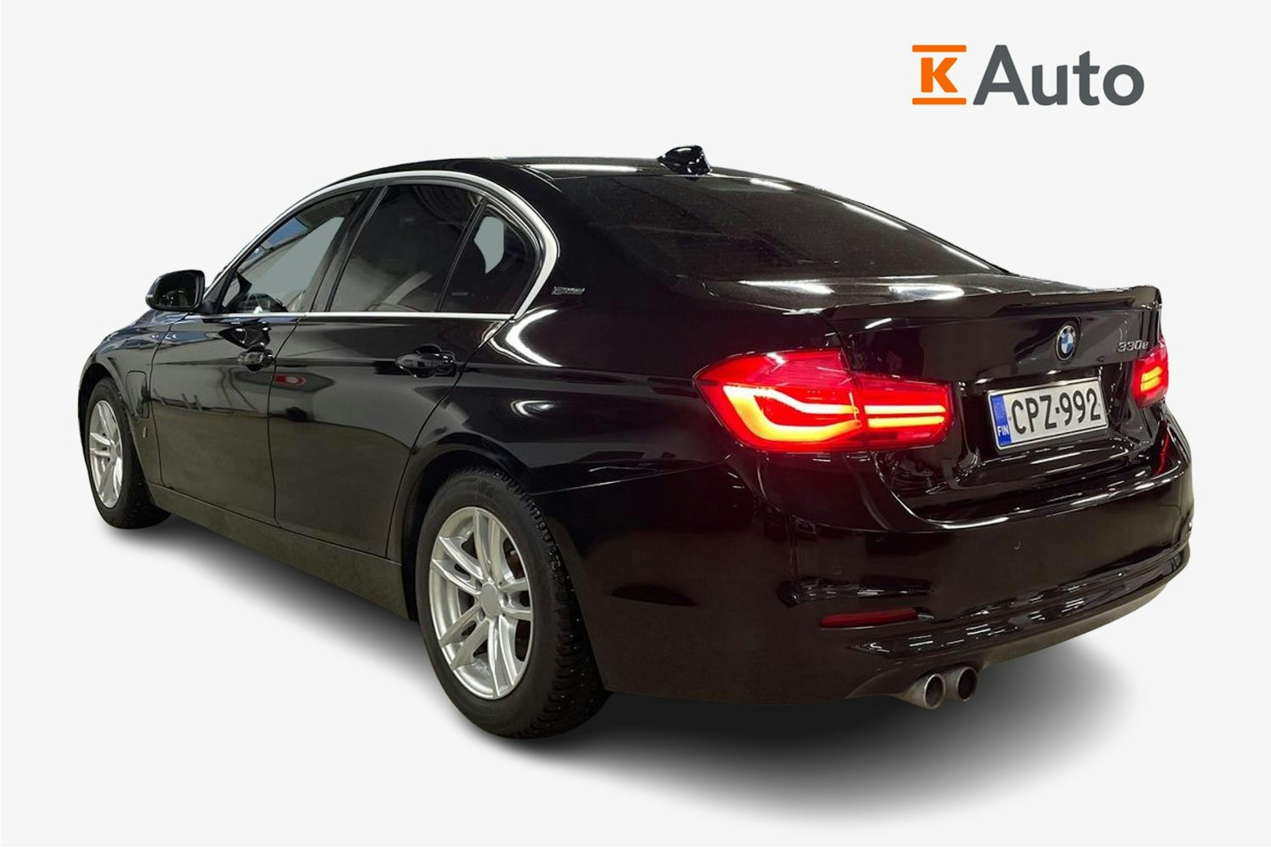 Musta BMW 330 2017 kuva 2.