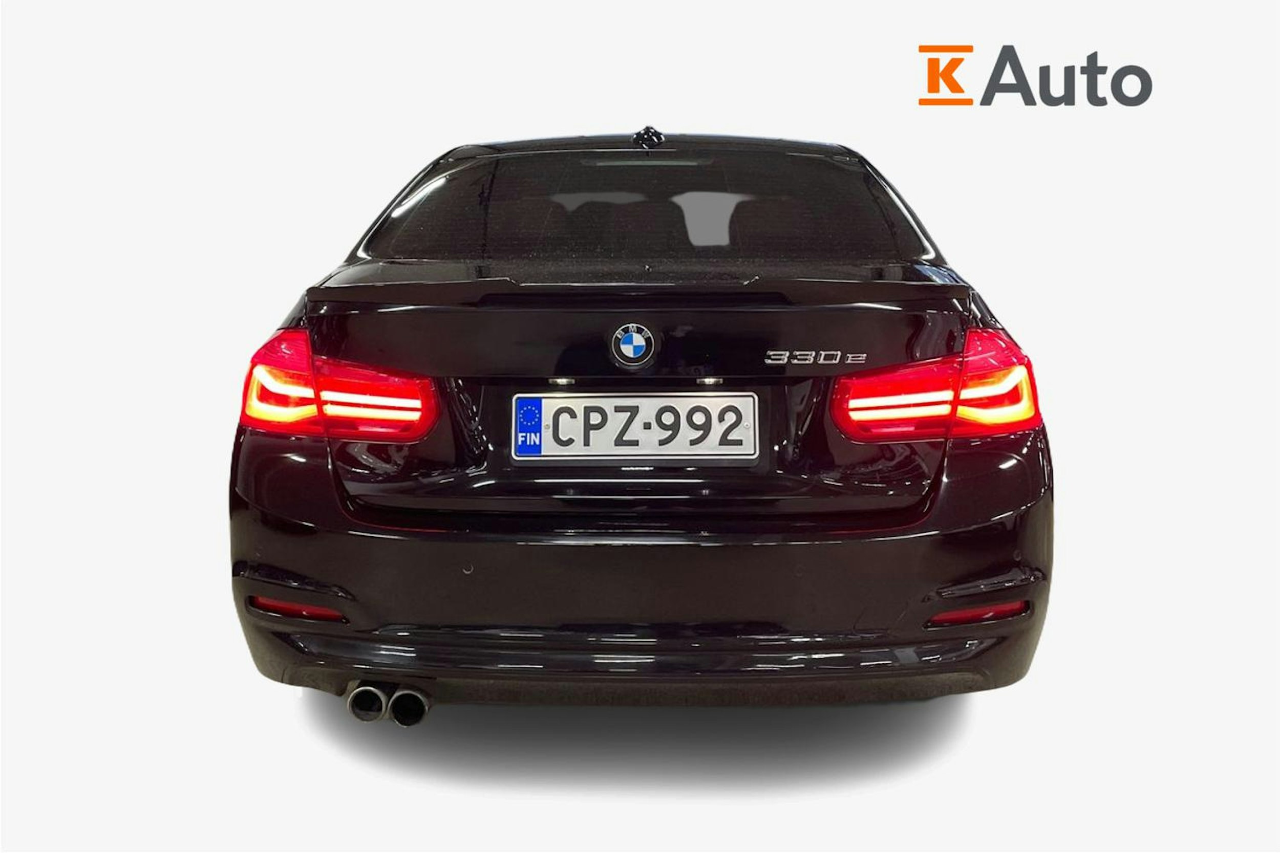 Musta BMW 330 2017 kuva 3.