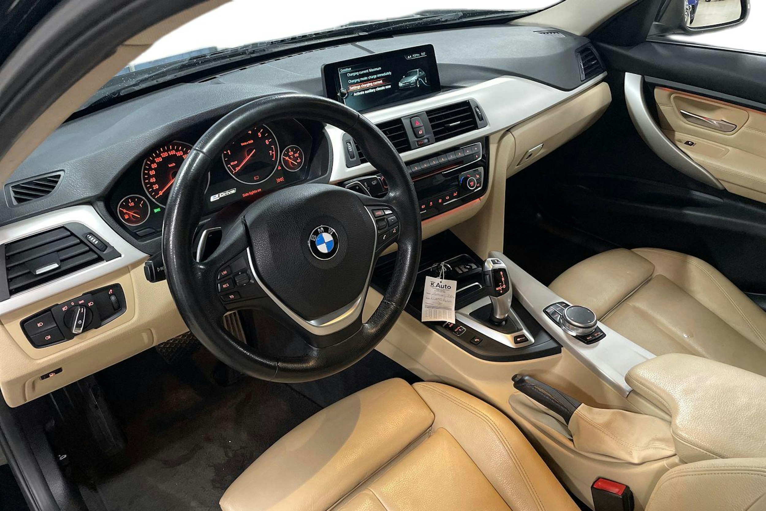 Musta BMW 330 2017 kuva 7.