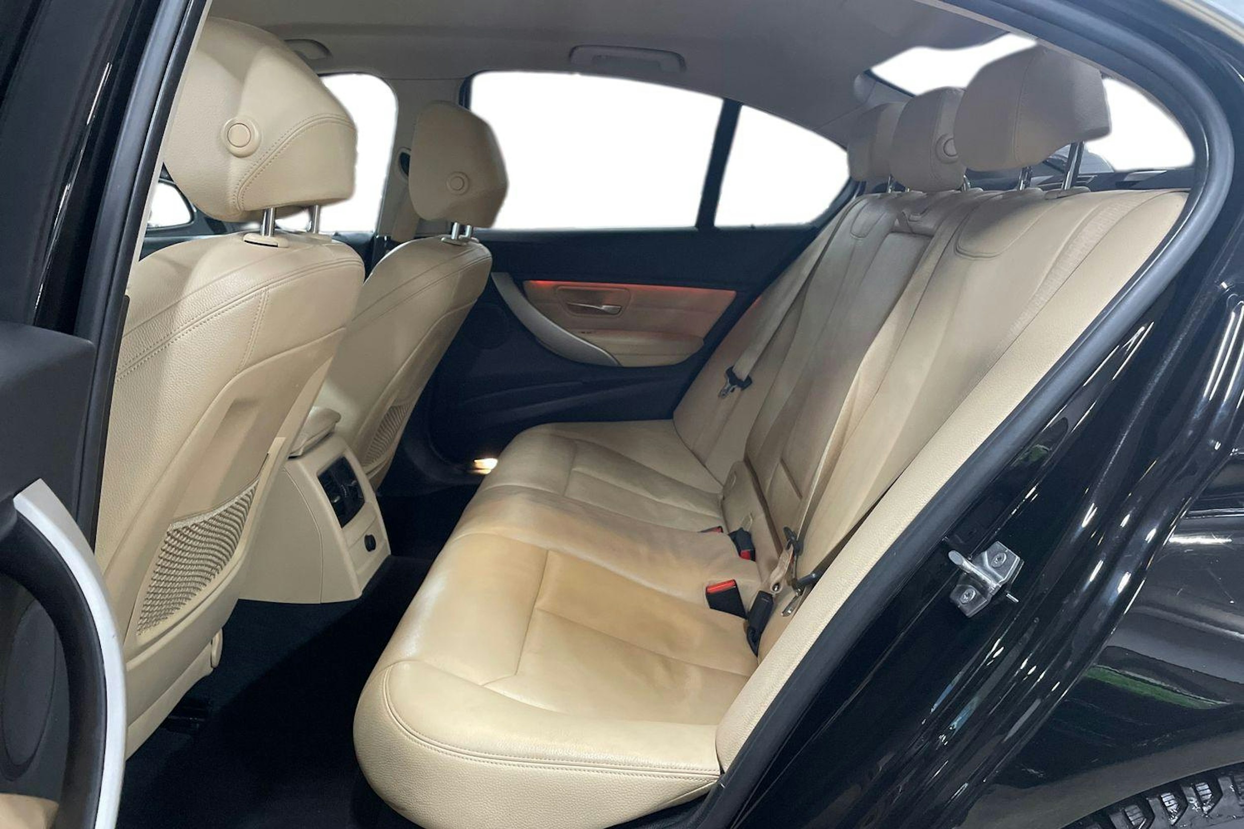 Musta BMW 330 2017 kuva 10.