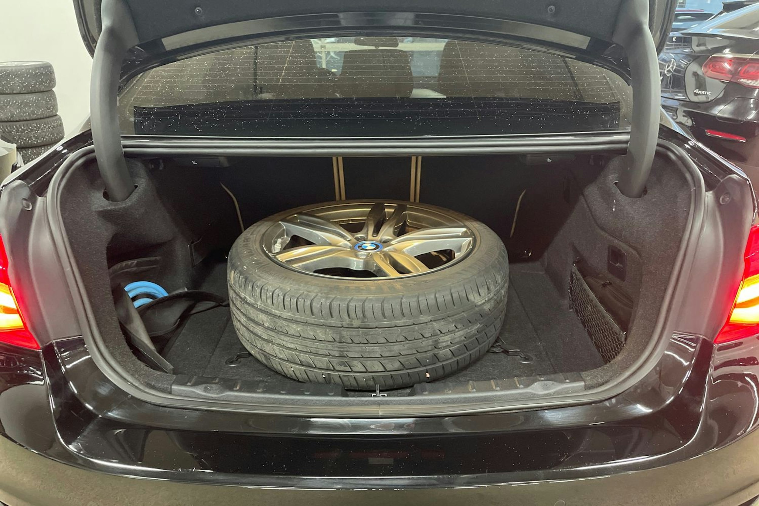 Musta BMW 330 2017 kuva 16.