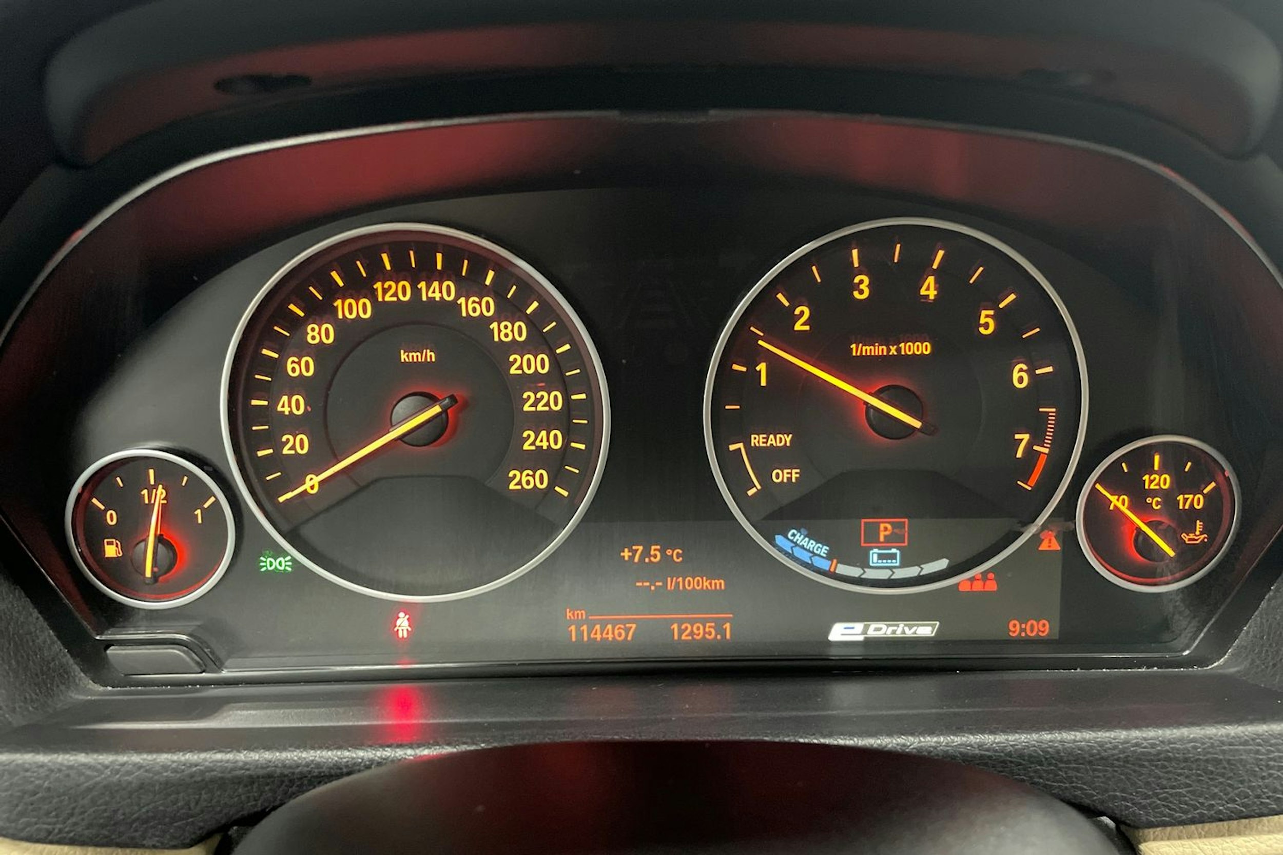 Musta BMW 330 2017 kuva 17.