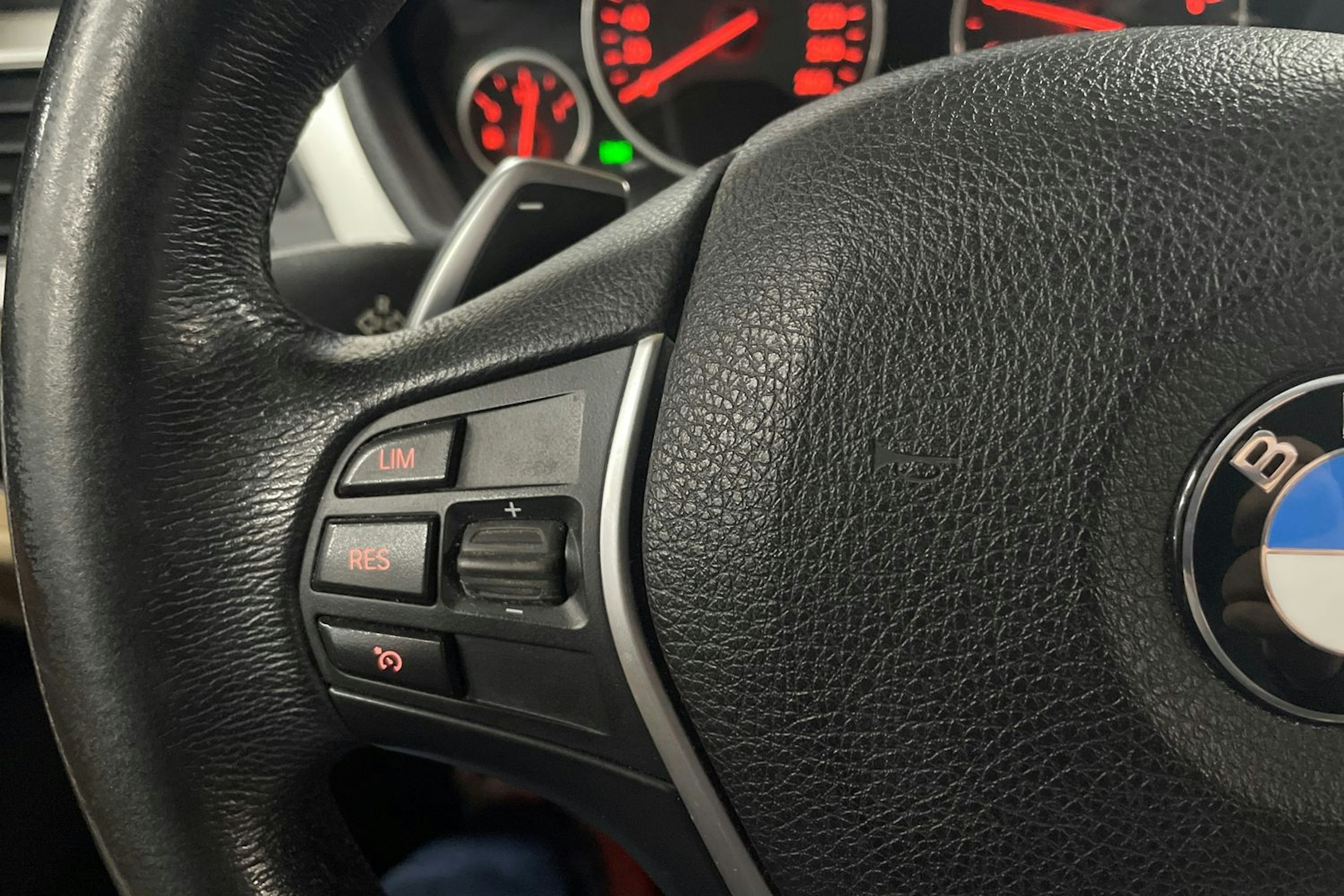 Musta BMW 330 2017 kuva 22.