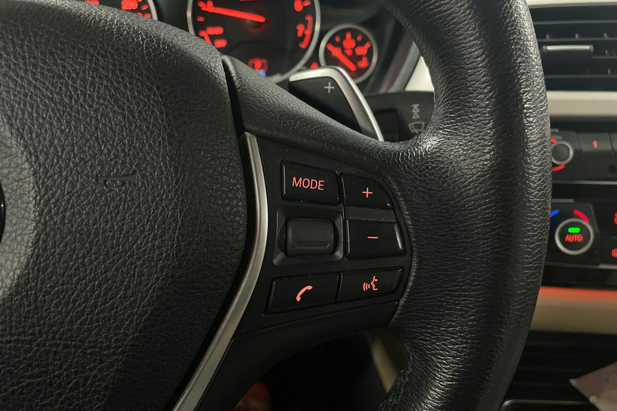 Musta BMW 330 2017 kuva 26.