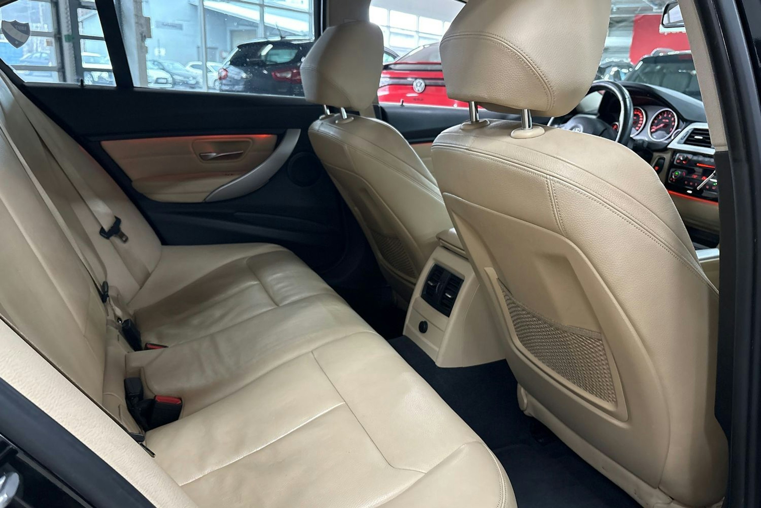 Musta BMW 330 2017 kuva 29.