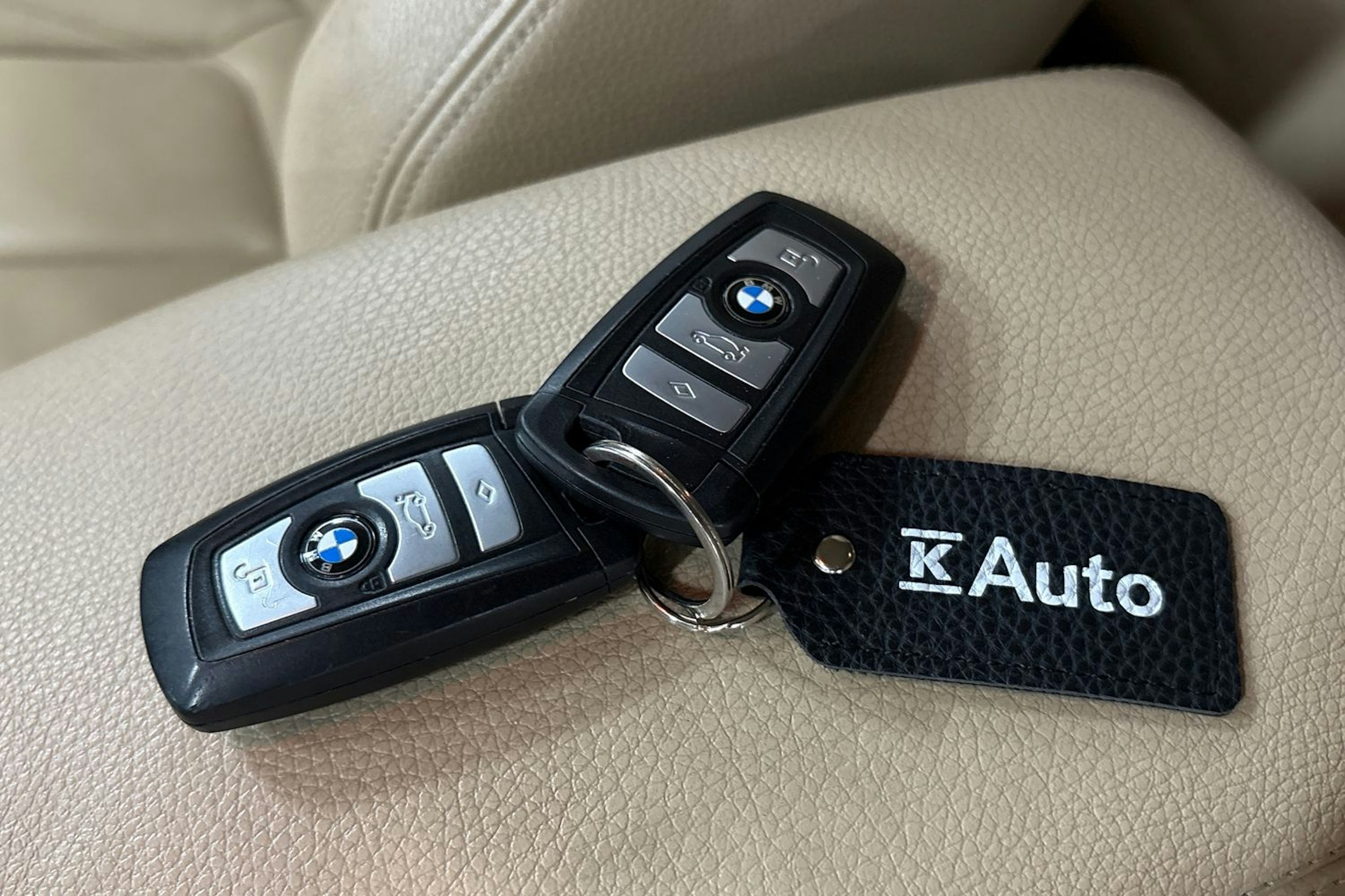 Musta BMW 330 2017 kuva 32.