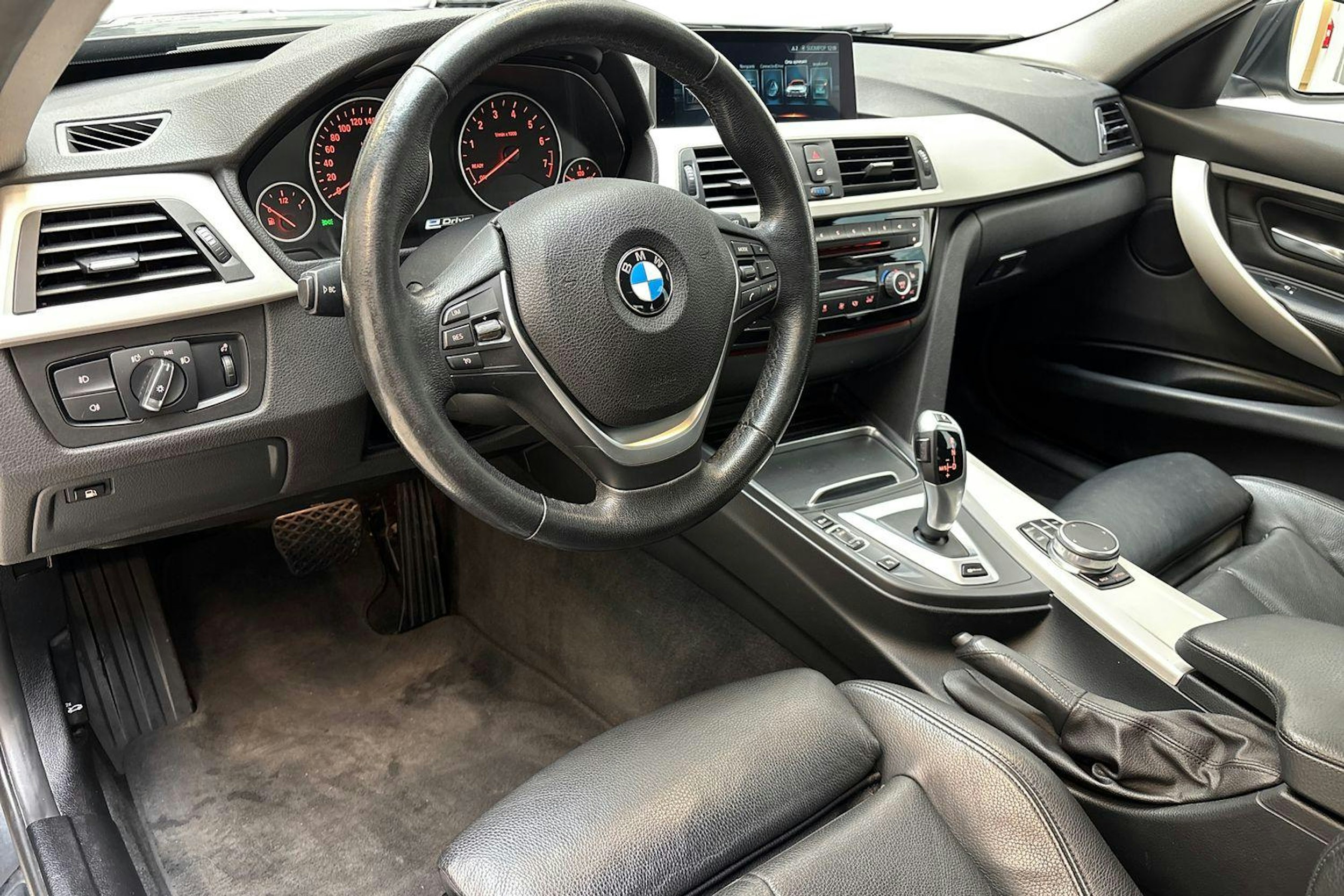 harmaa BMW 330 2017 kuva 7.