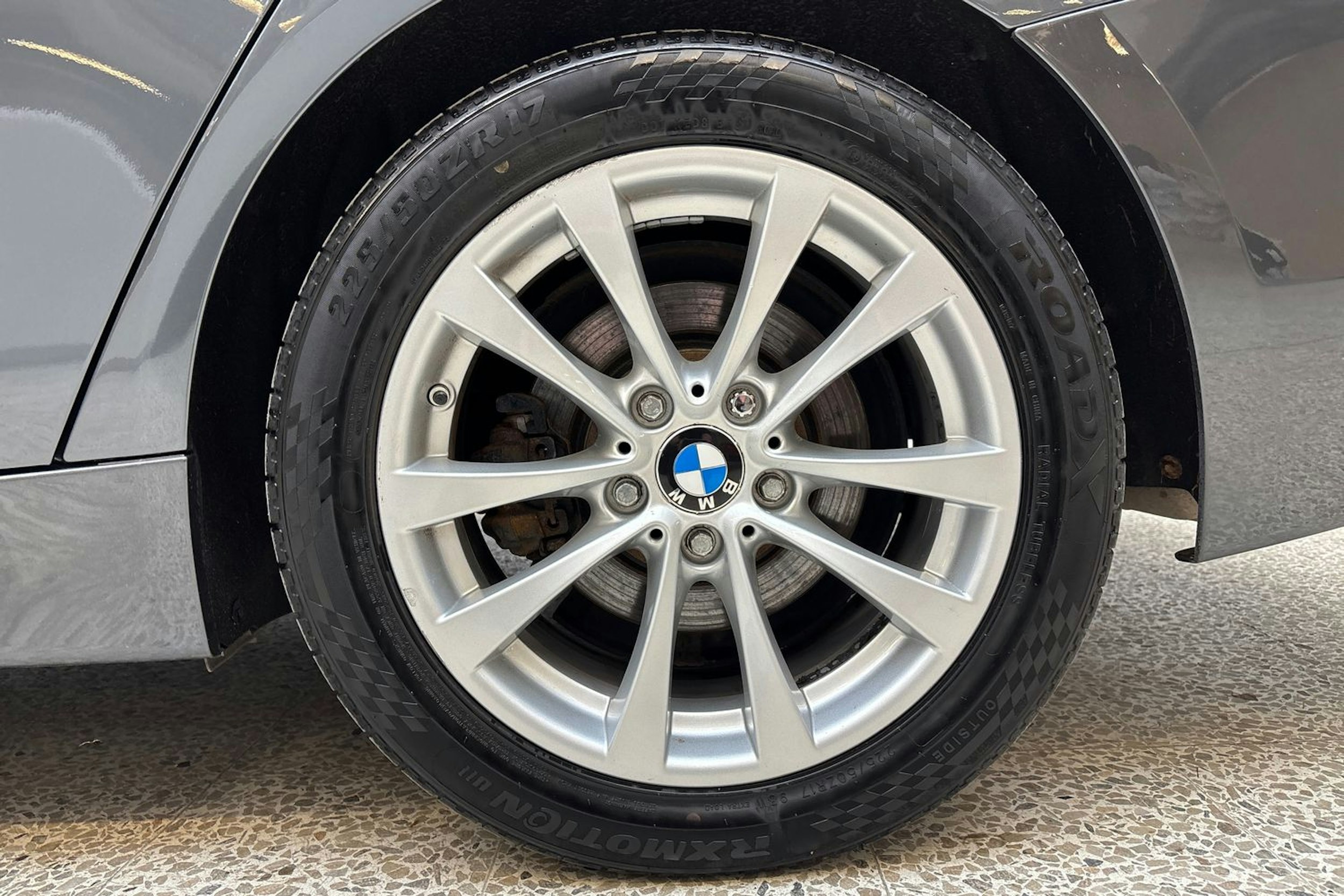 harmaa BMW 330 2017 kuva 11.