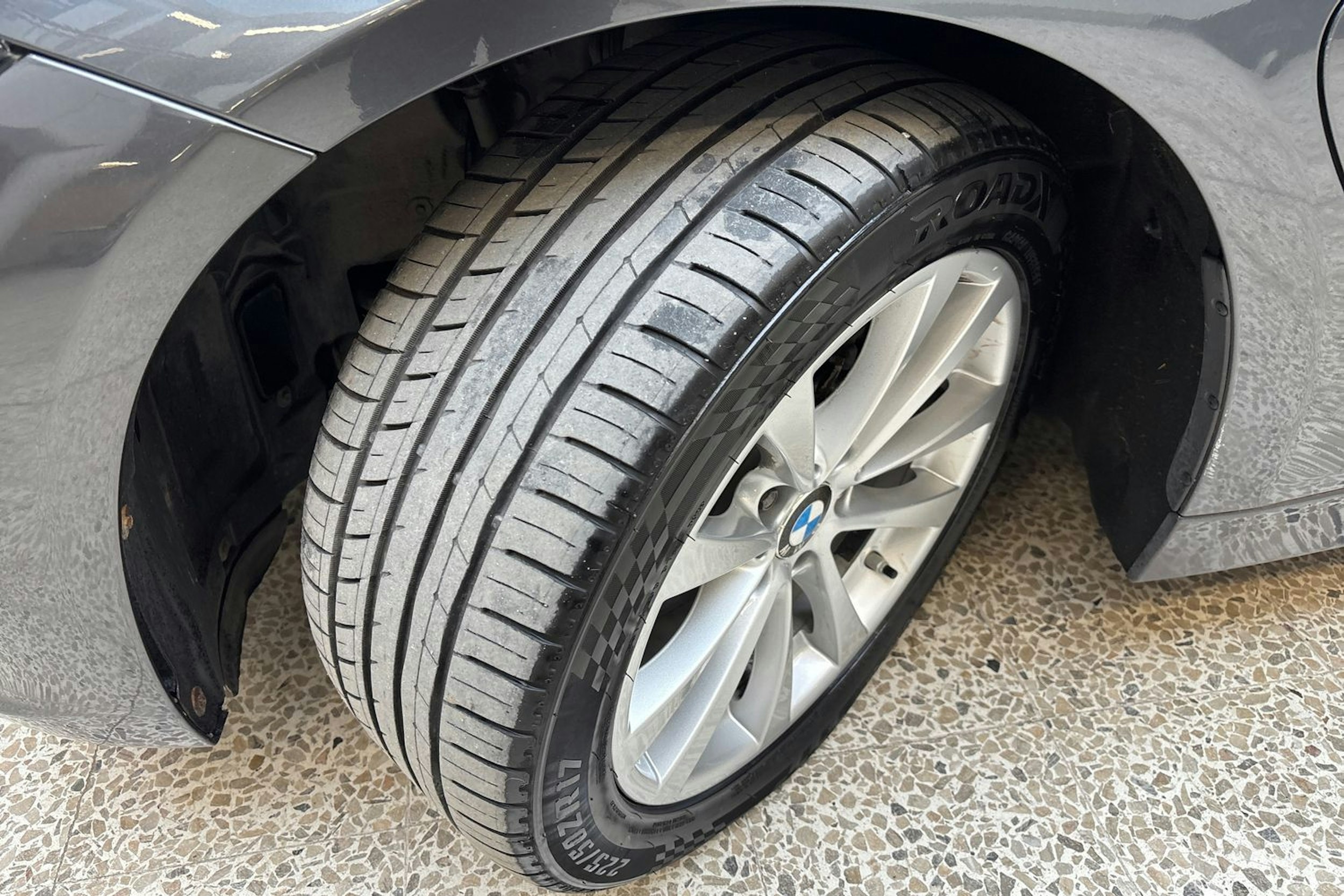 harmaa BMW 330 2017 kuva 13.