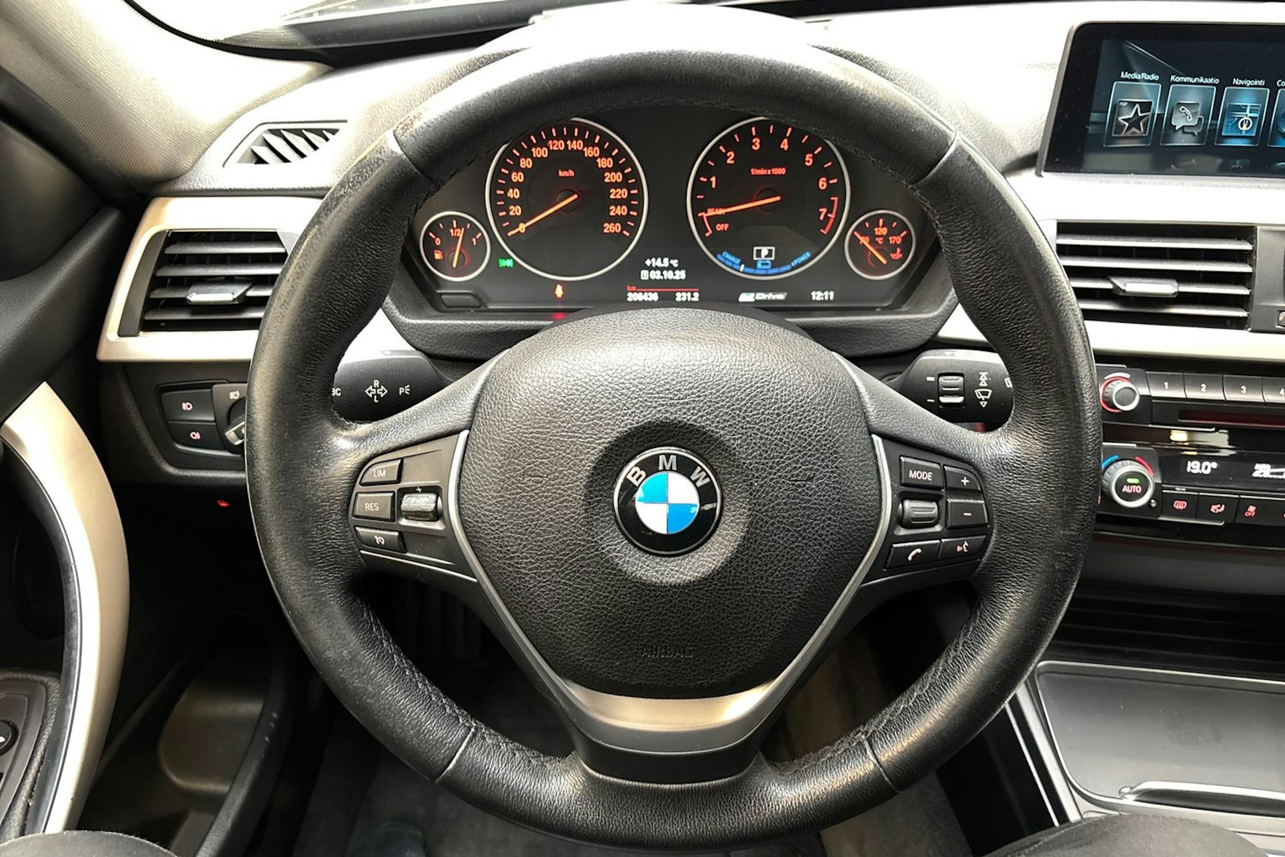 harmaa BMW 330 2017 kuva 16.