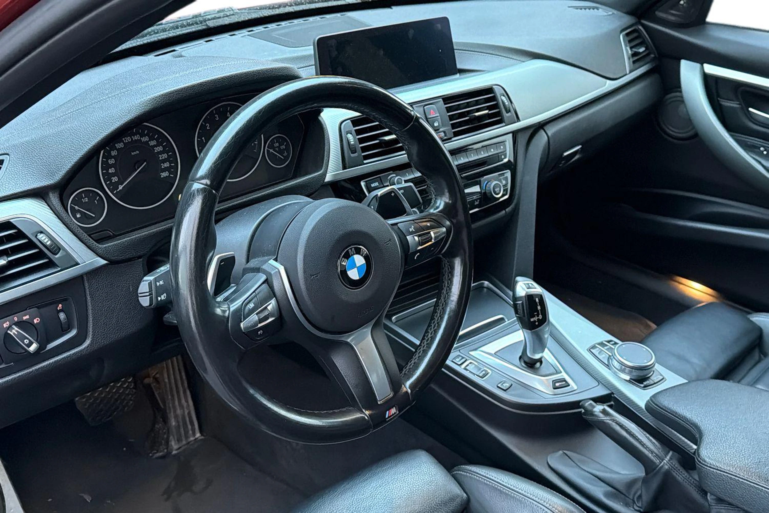 oranssi BMW 330 2017 kuva 3.