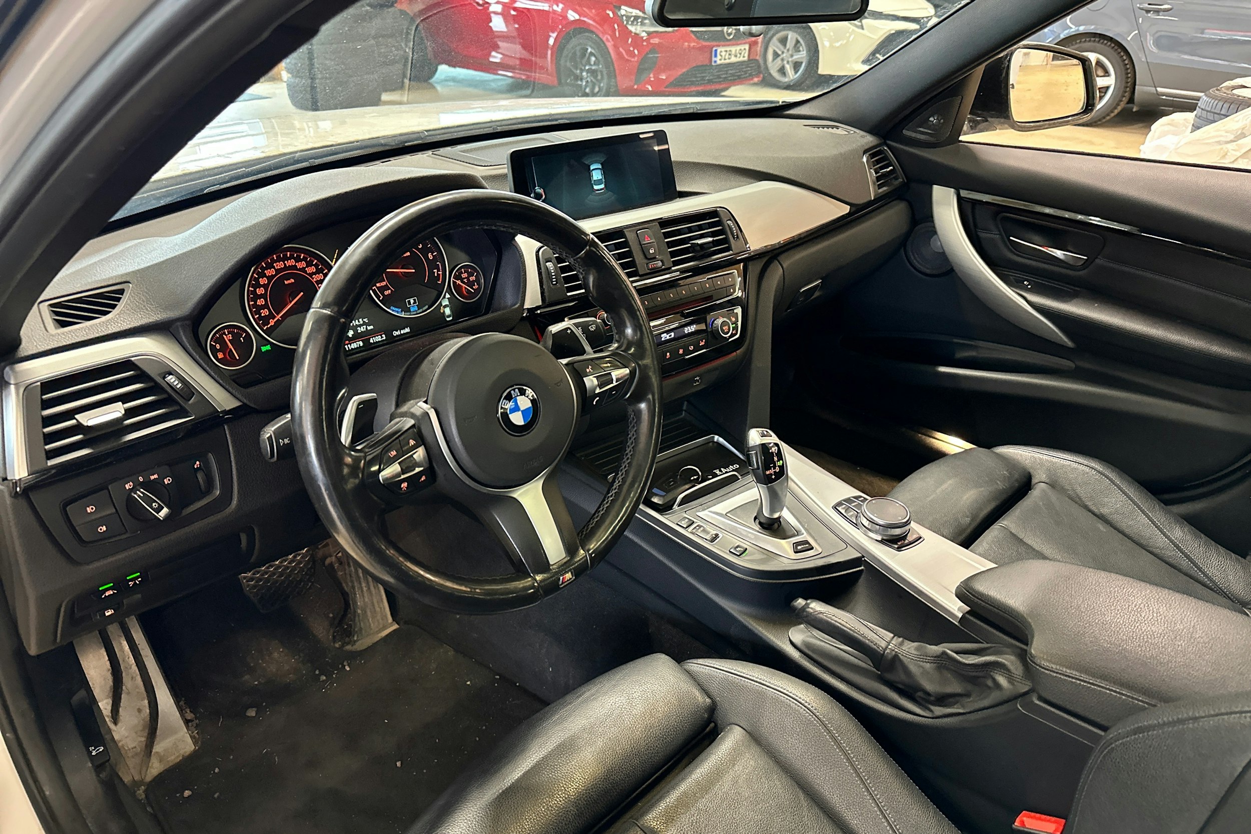 valkoinen BMW 330 2017 kuva 3.