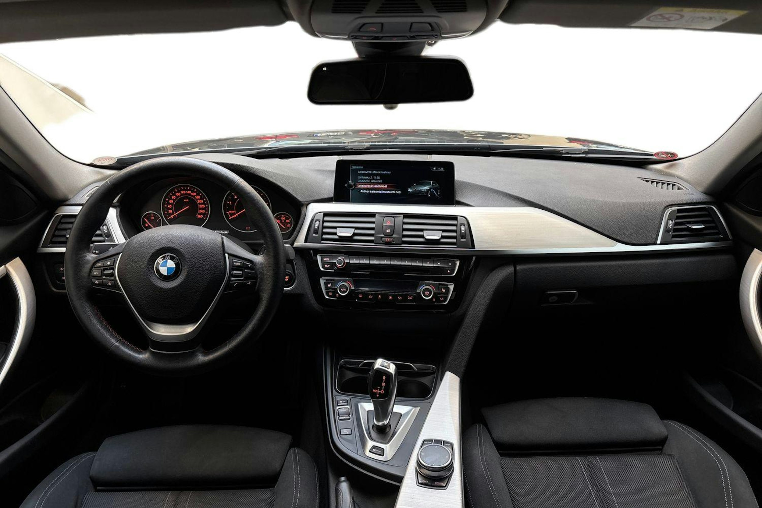 harmaa BMW 330 2017 kuva 9.