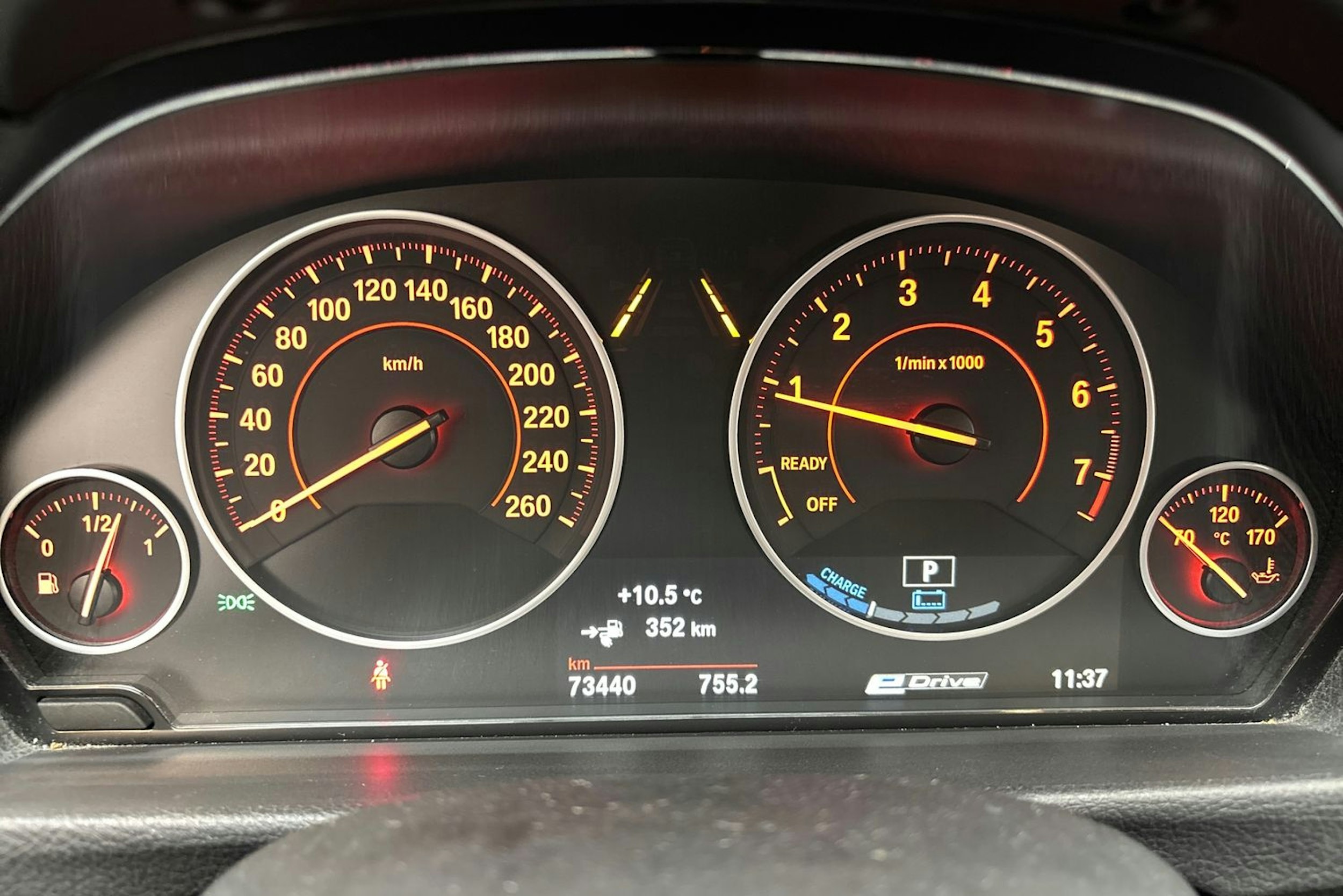 harmaa BMW 330 2017 kuva 17.