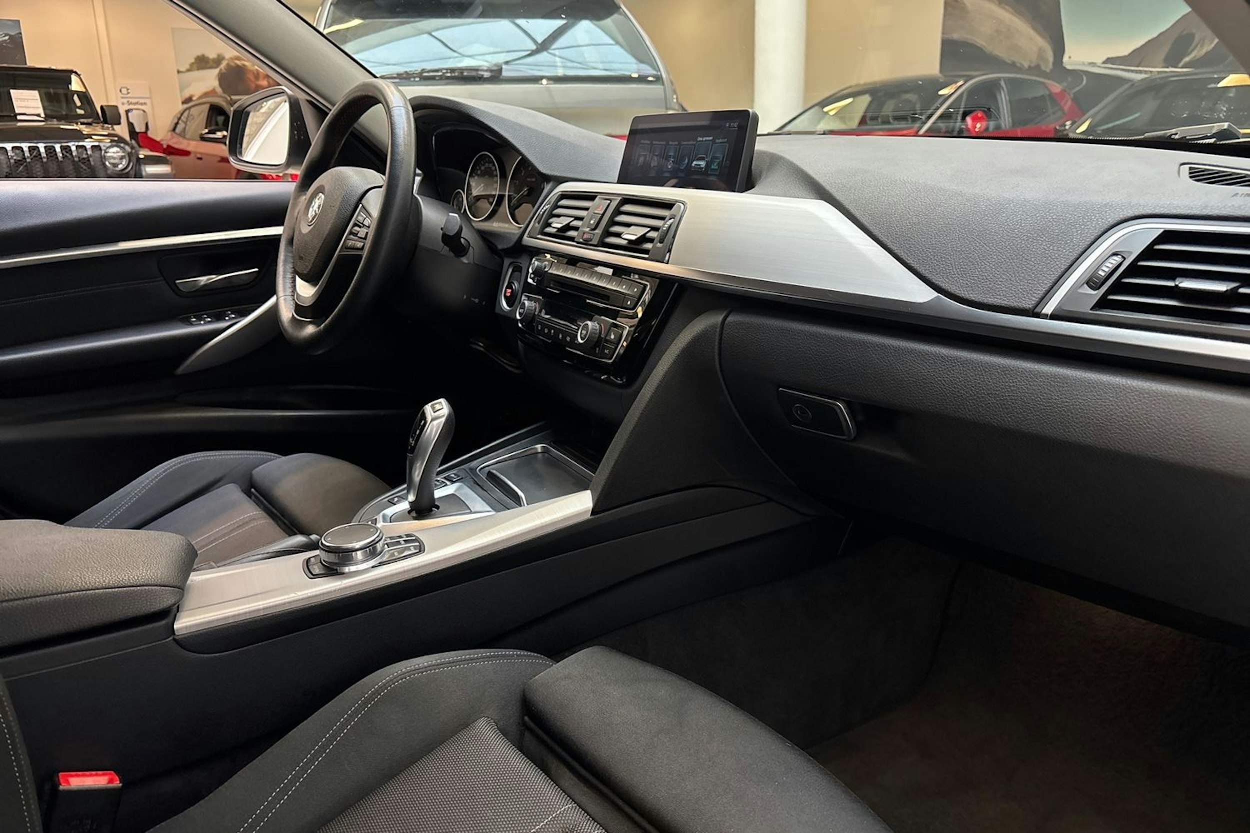 harmaa BMW 330 2017 kuva 22.