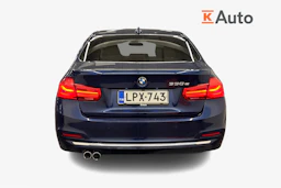 sininen BMW 330 2017 kuva 3.