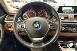 sininen BMW 330 2017 kuva 11.