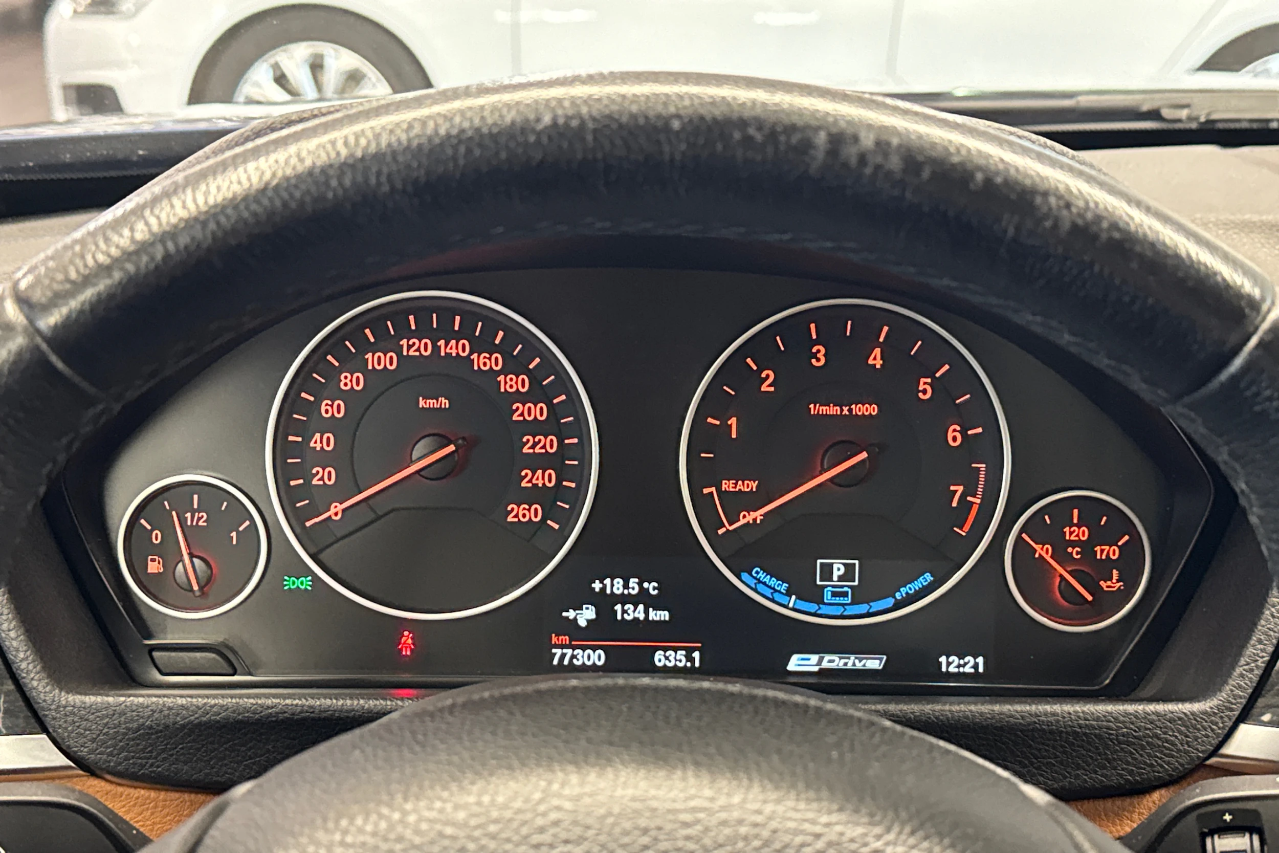 sininen BMW 330 2017 kuva 12.