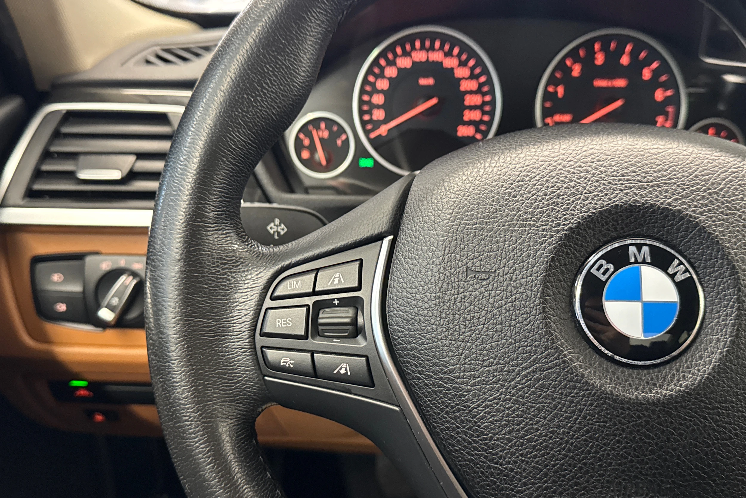 sininen BMW 330 2017 kuva 13.