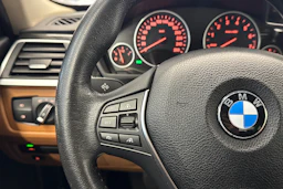 sininen BMW 330 2017 kuva 13.