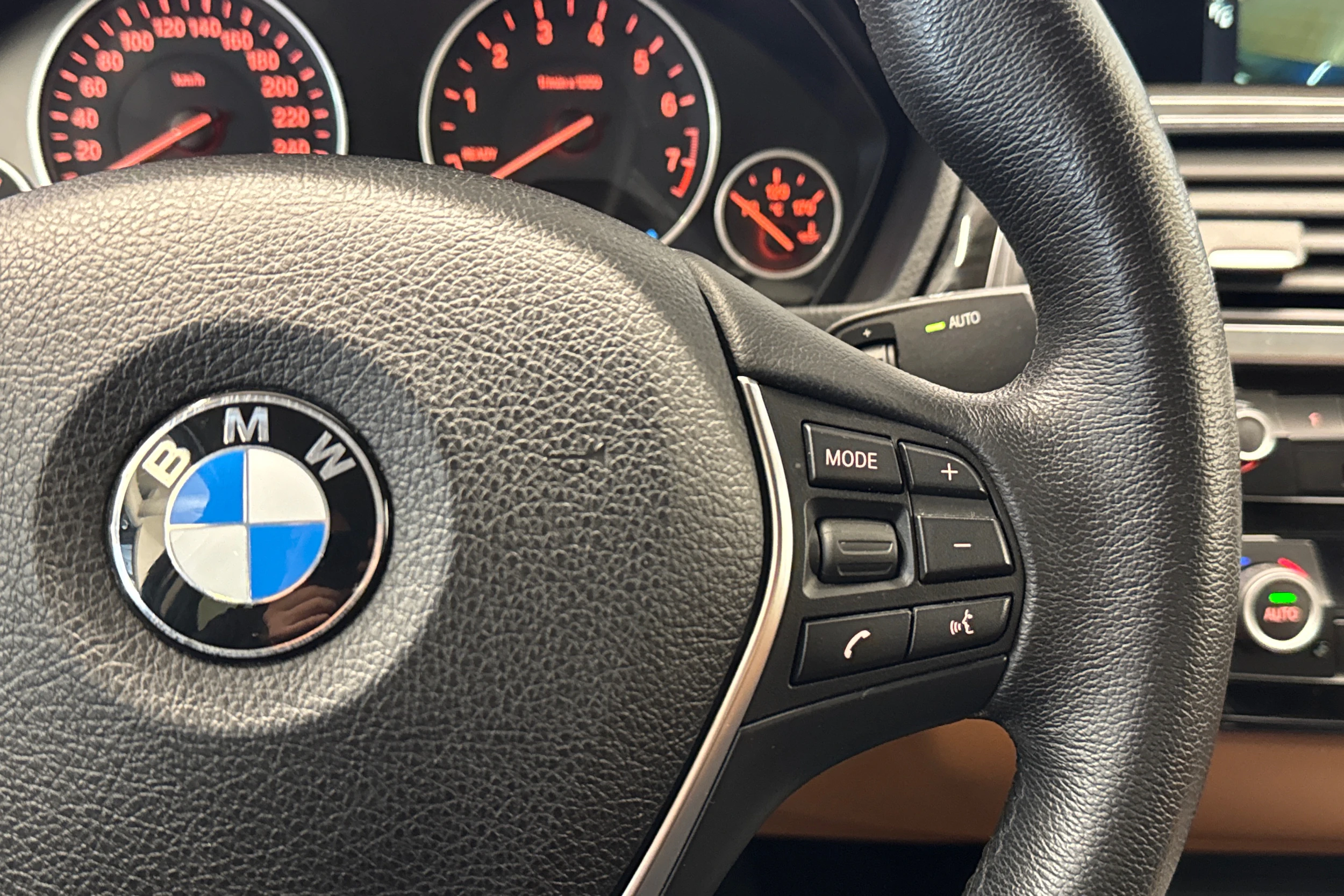 sininen BMW 330 2017 kuva 14.