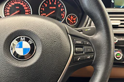 sininen BMW 330 2017 kuva 14.