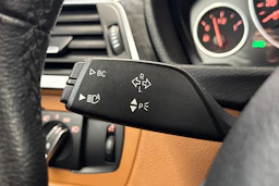 sininen BMW 330 2017 kuva 18.