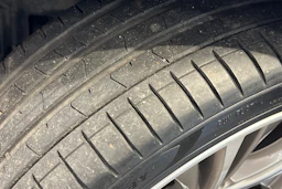 sininen BMW 330 2017 kuva 23.