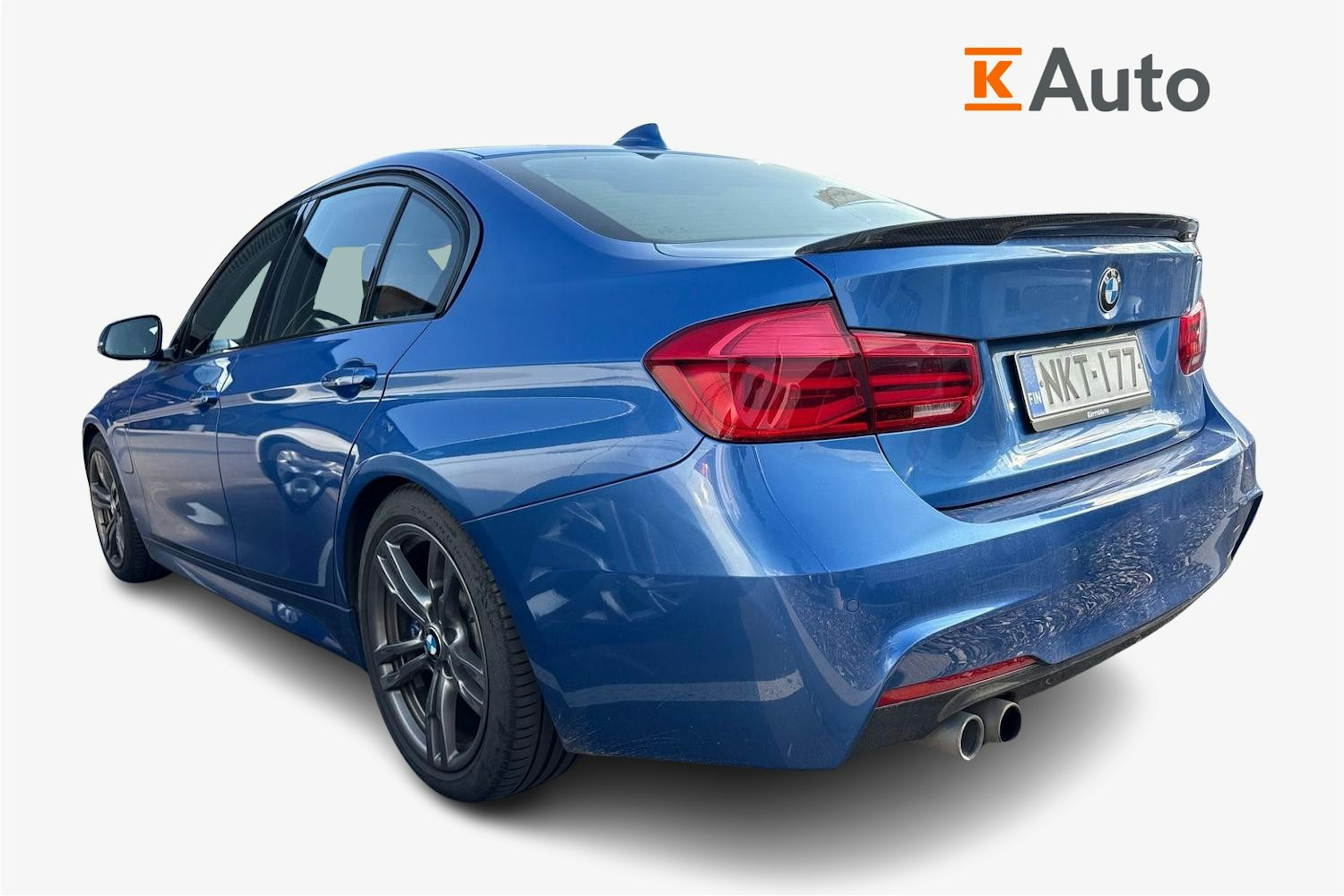 sininen BMW 330 2017 kuva 2.