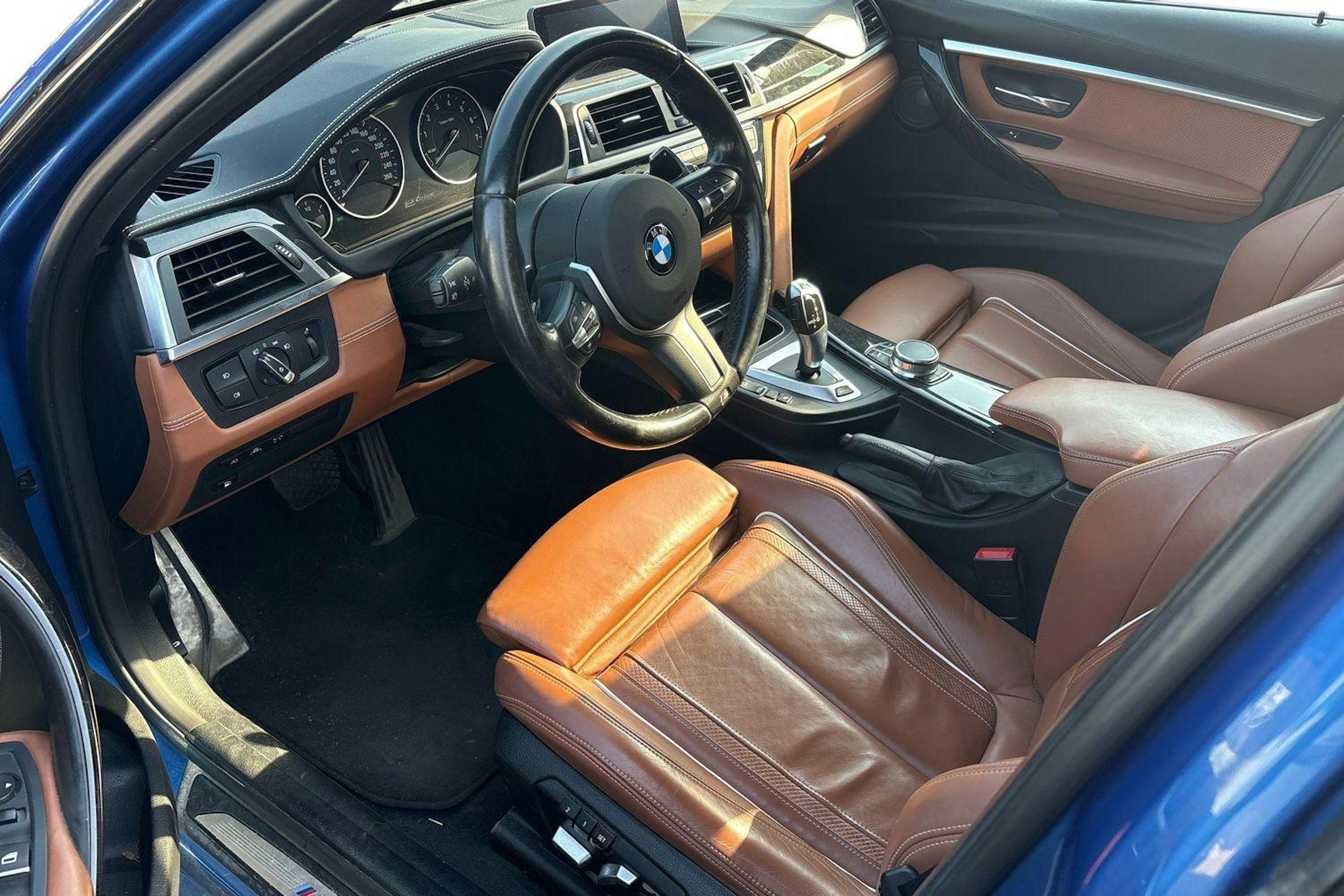 sininen BMW 330 2017 kuva 3.