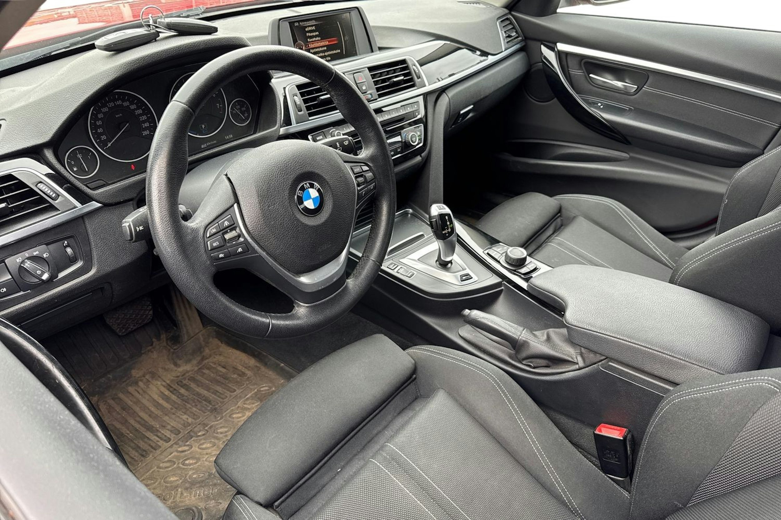 punainen BMW 330 2017 kuva 3.