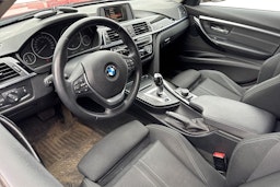 punainen BMW 330 2017 kuva 3.