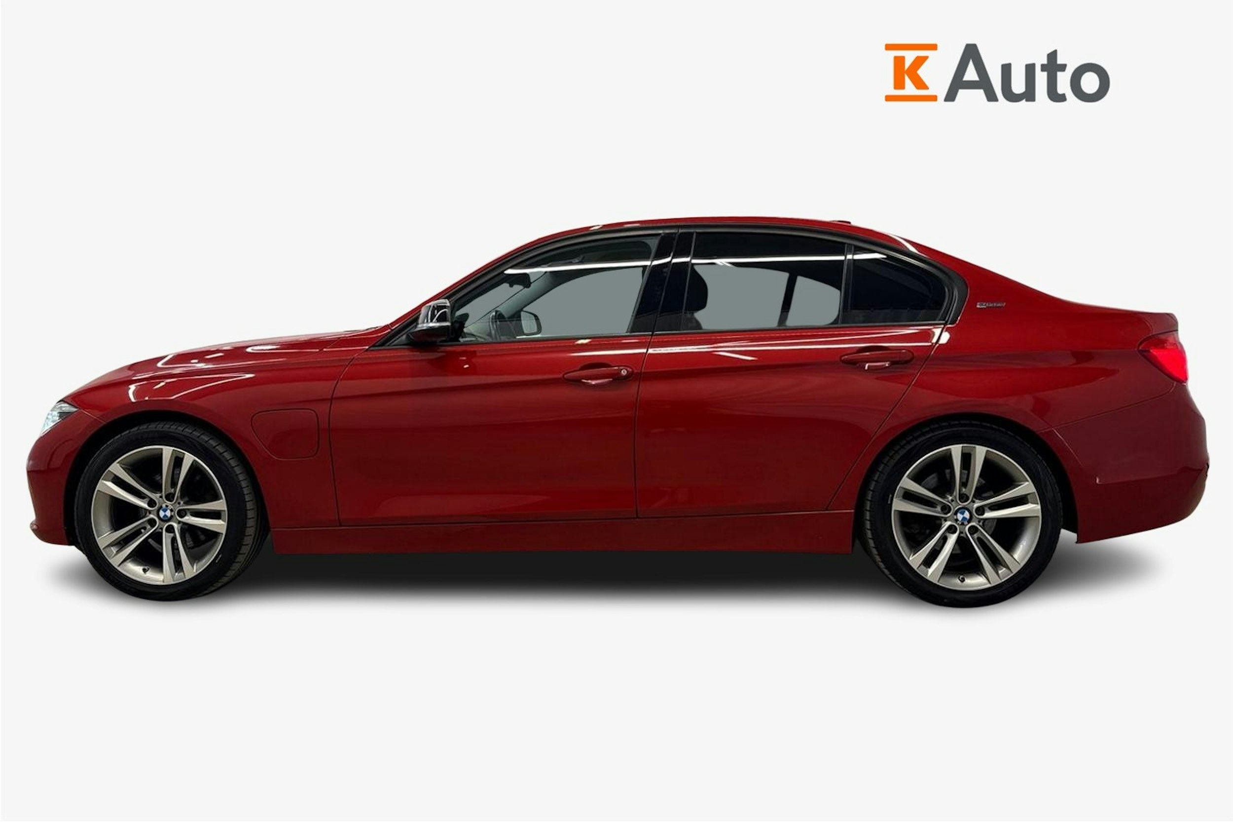 punainen BMW 330 2017 kuva 6.