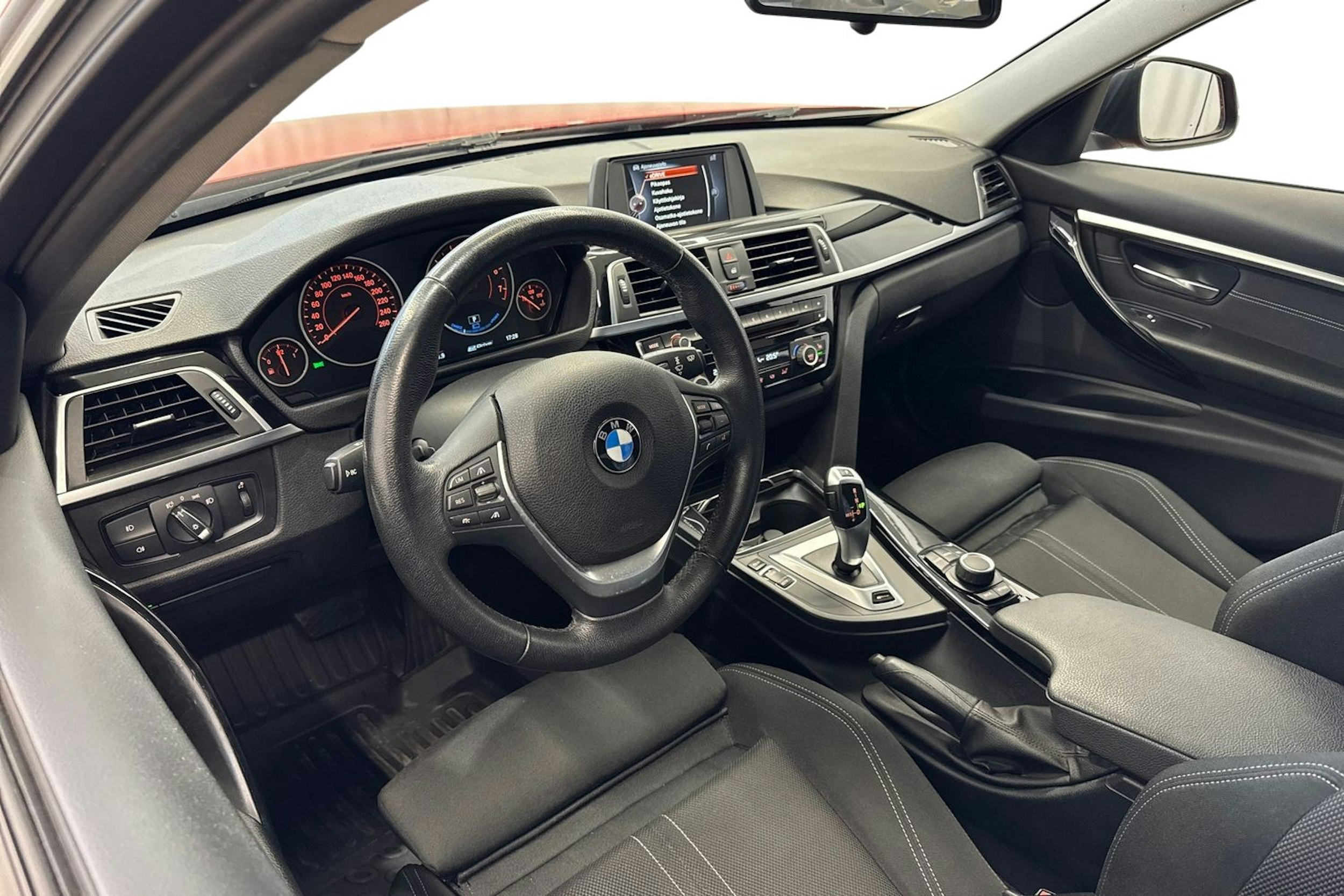 punainen BMW 330 2017 kuva 7.