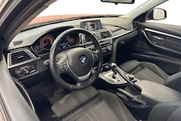 punainen BMW 330 2017 kuva 7.