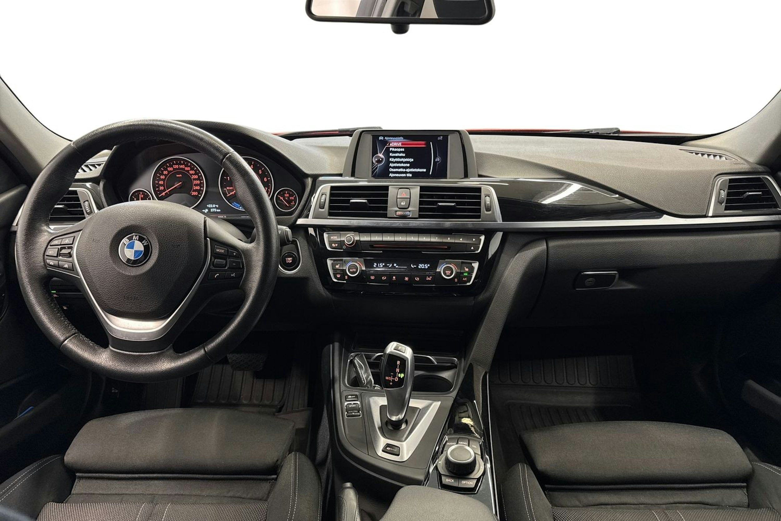 punainen BMW 330 2017 kuva 9.