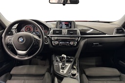 punainen BMW 330 2017 kuva 9.