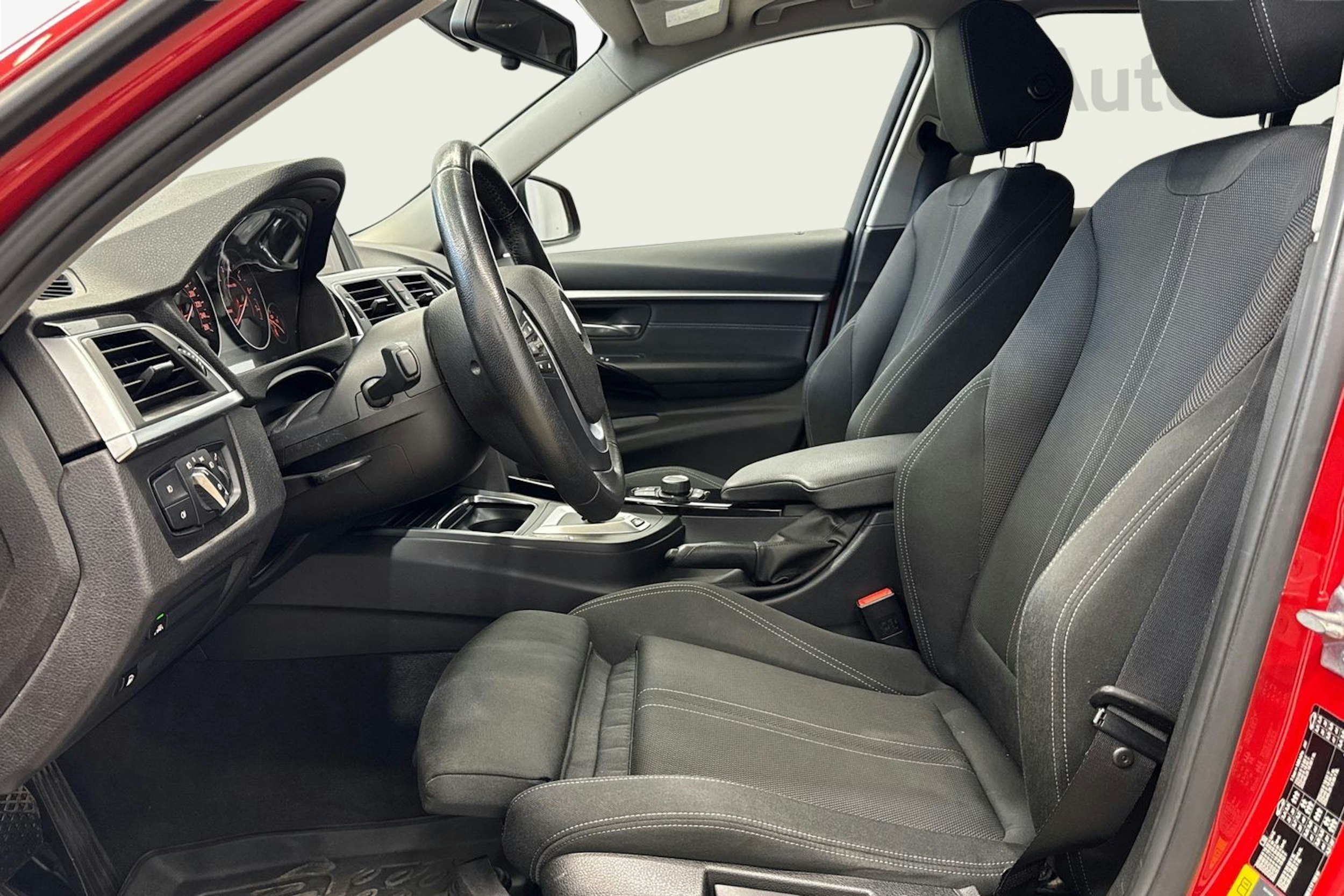 punainen BMW 330 2017 kuva 11.