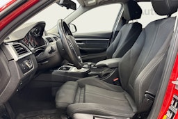 punainen BMW 330 2017 kuva 11.