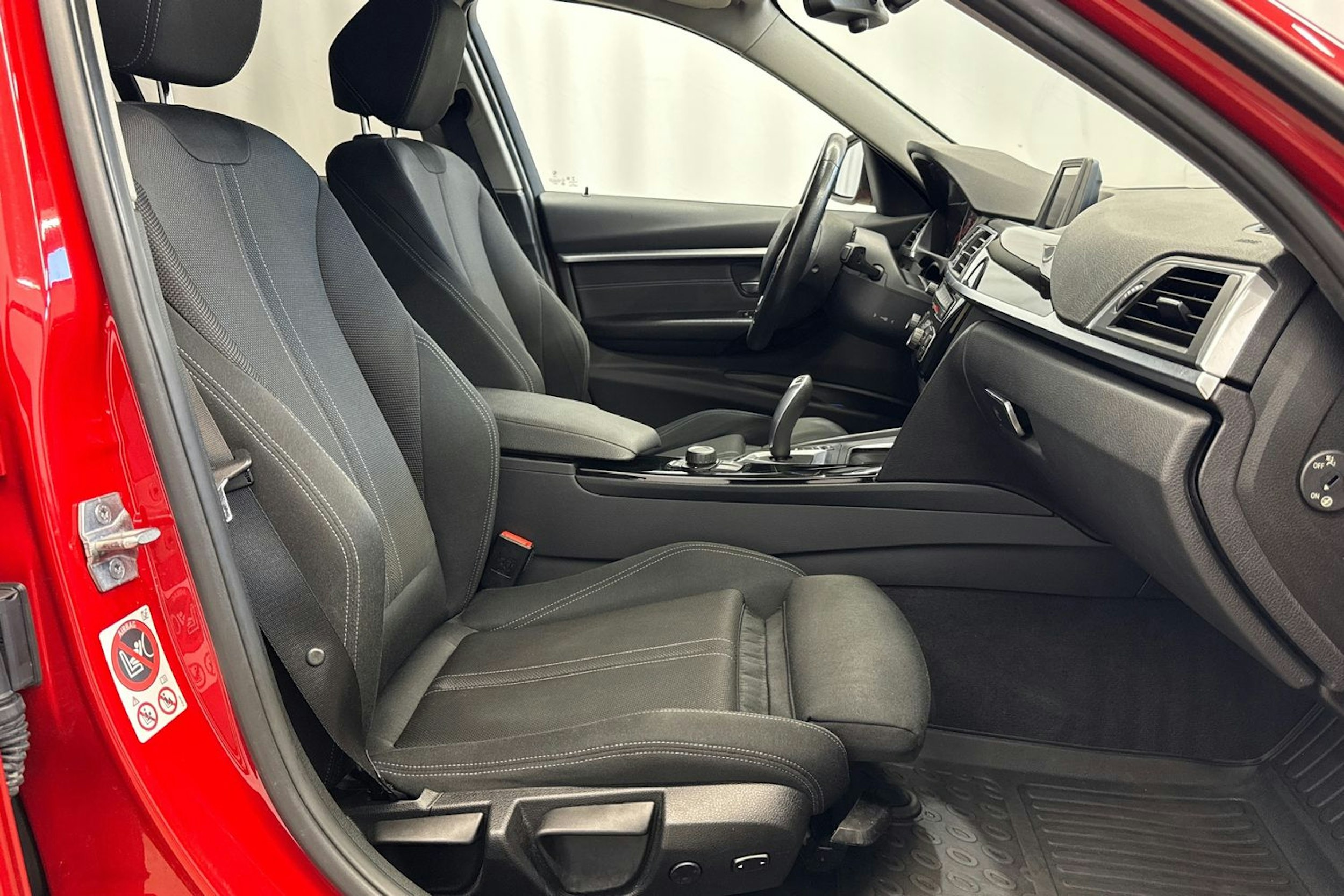 punainen BMW 330 2017 kuva 13.